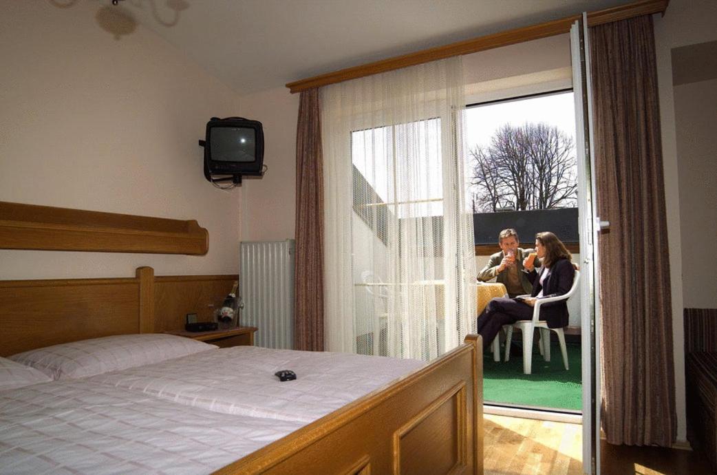 רדשטאדט Hotel Gasthof Brueggler מראה חיצוני תמונה
